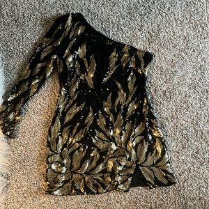 Half sleeve Black and gold sequins dress. Size 1X